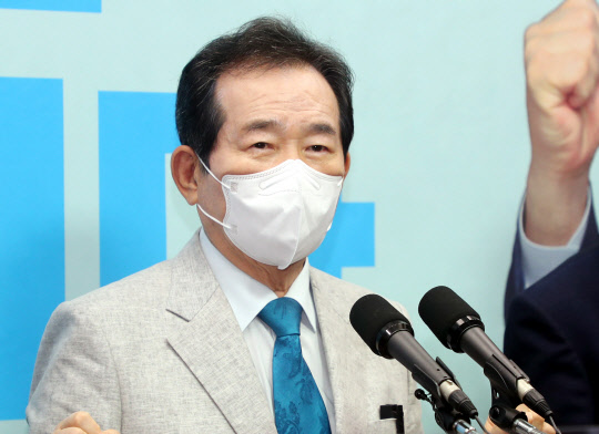 정세균 전 국무총리가 22일 전북도의회에서 열린 기자회견에서 취재진 질문에 답하고 있다. 연합뉴스